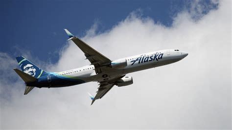 Un Boeing 737 MAX perd une porte de secours en plein vol et